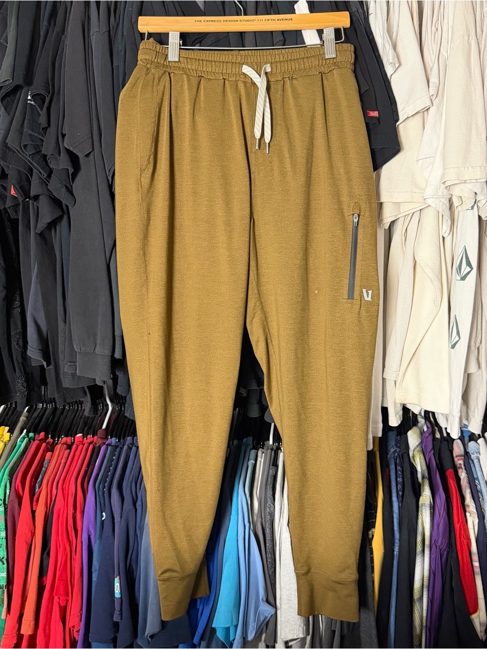 Vuori Jogger Sweatpants Men’s Small Yellow Mustard Athleisure Workout Zip Pocket